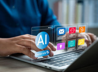 Anfänger im Krypto-Bereich macht sich mit den Grundlagen des automatisierten AI Tradings vertraut
