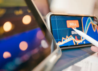 Trader wertet Bitcoin-, Ethereum- und Forex-Optionen über mehrere Märkte aus